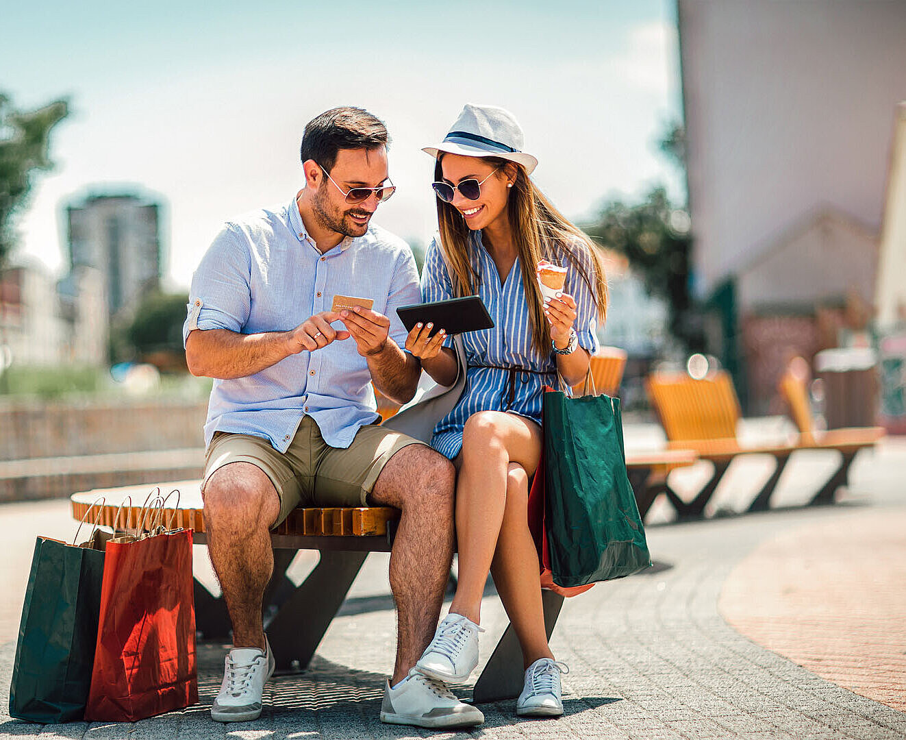 Paar beim Shoppen mit dem Citygutschein
