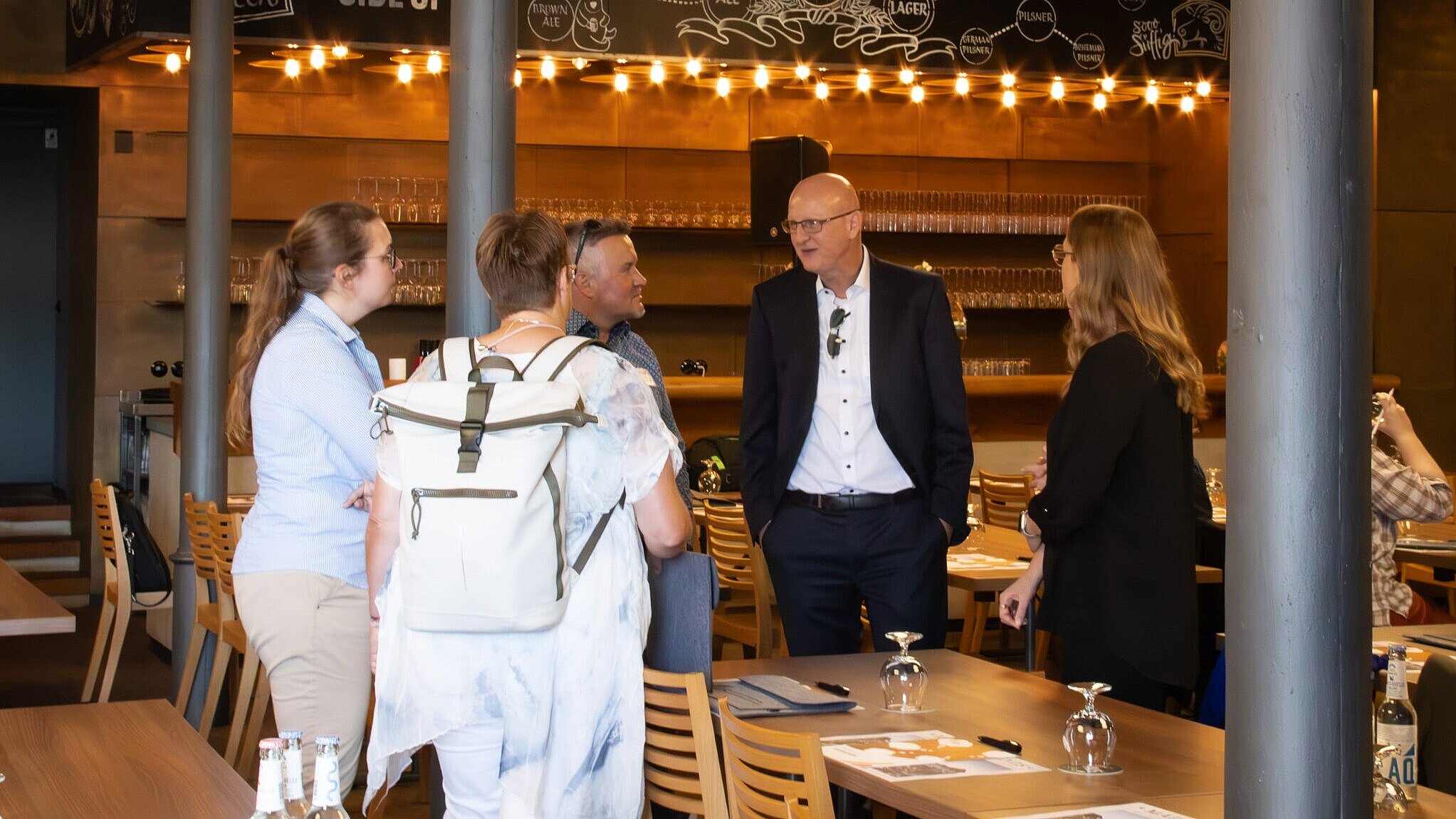 Gruppe im Gespräch auf dem AVS Tourismusforum