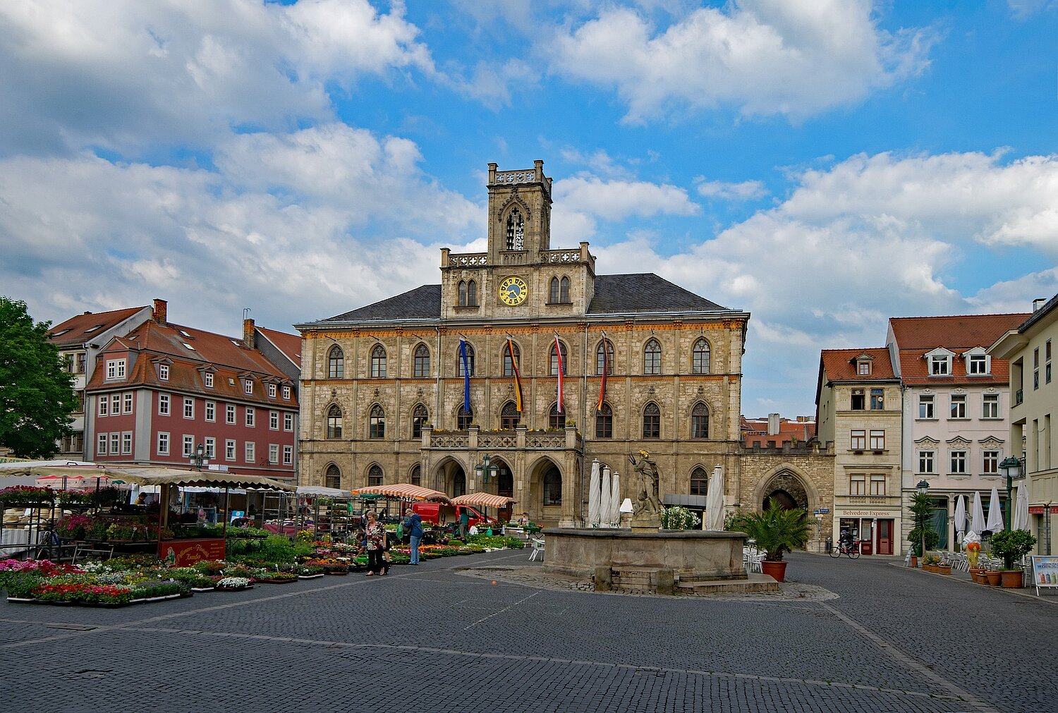Marktplatz in Weimar Blick auf den Wochenmarkt im Weimar direkt vor dem Rathaus