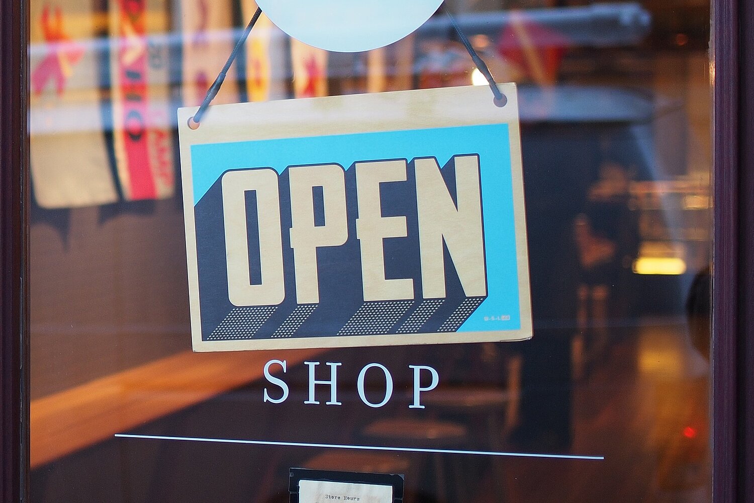 Das "Open"-Schild symbolisiert neue Ansätze zur Kundenbindung für den stationären Einzelhandel