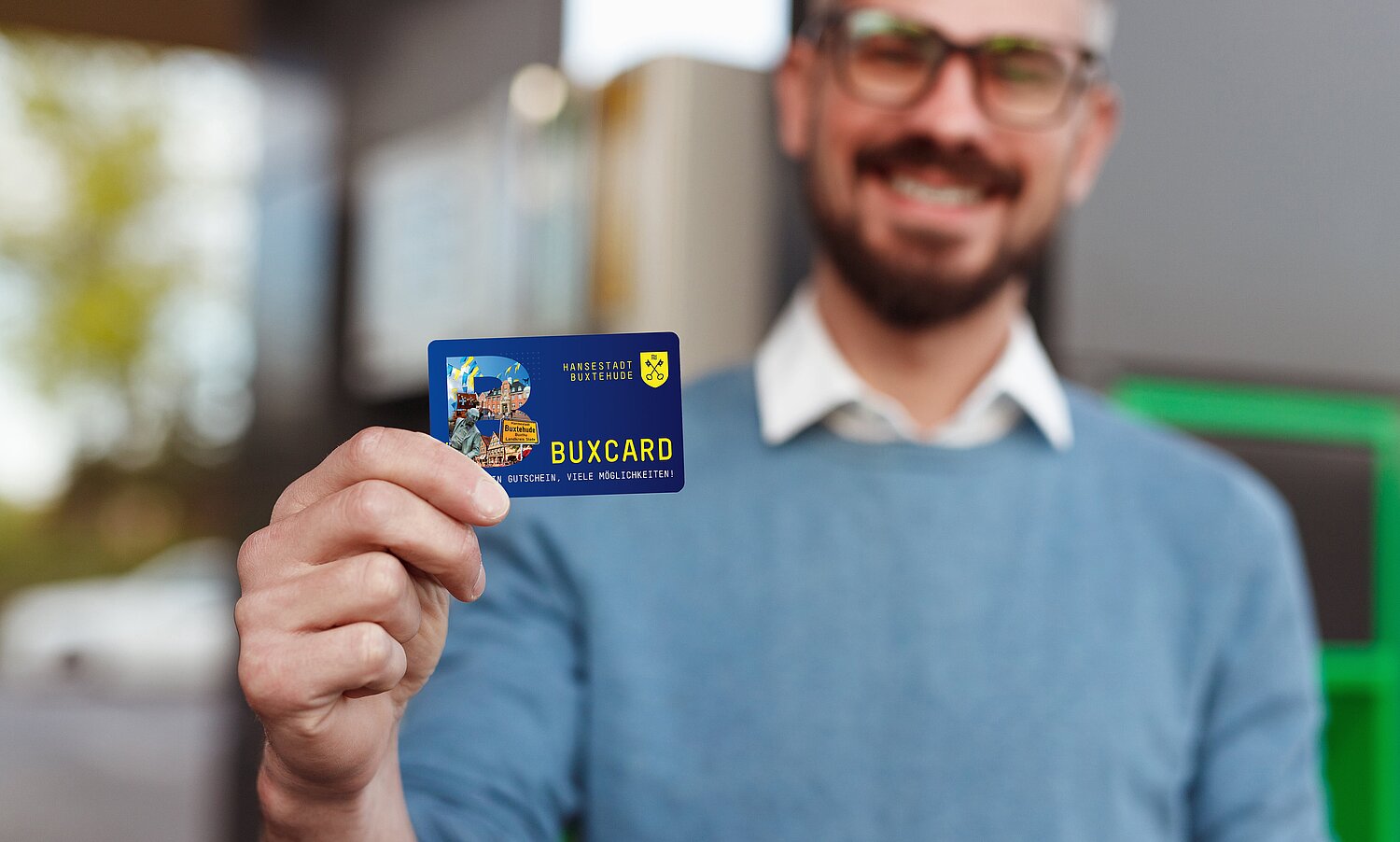 BUXCARD - neuer City-Gutschein Mann mit dem City-Gutschein, der BUXCARD