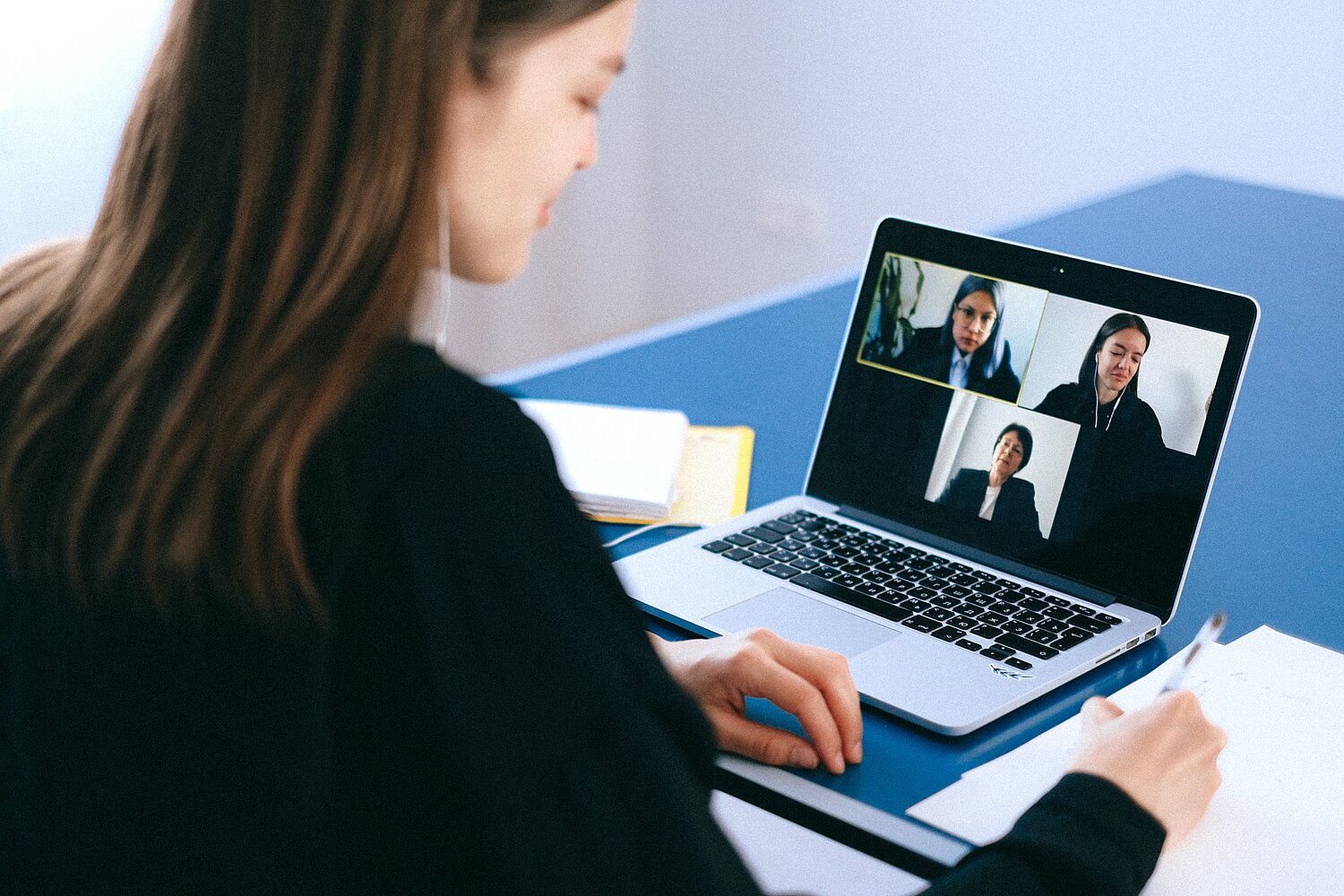 Online-Praktikum bei der AVS GmbH Videochat im Online-Praktikum bei der AVS