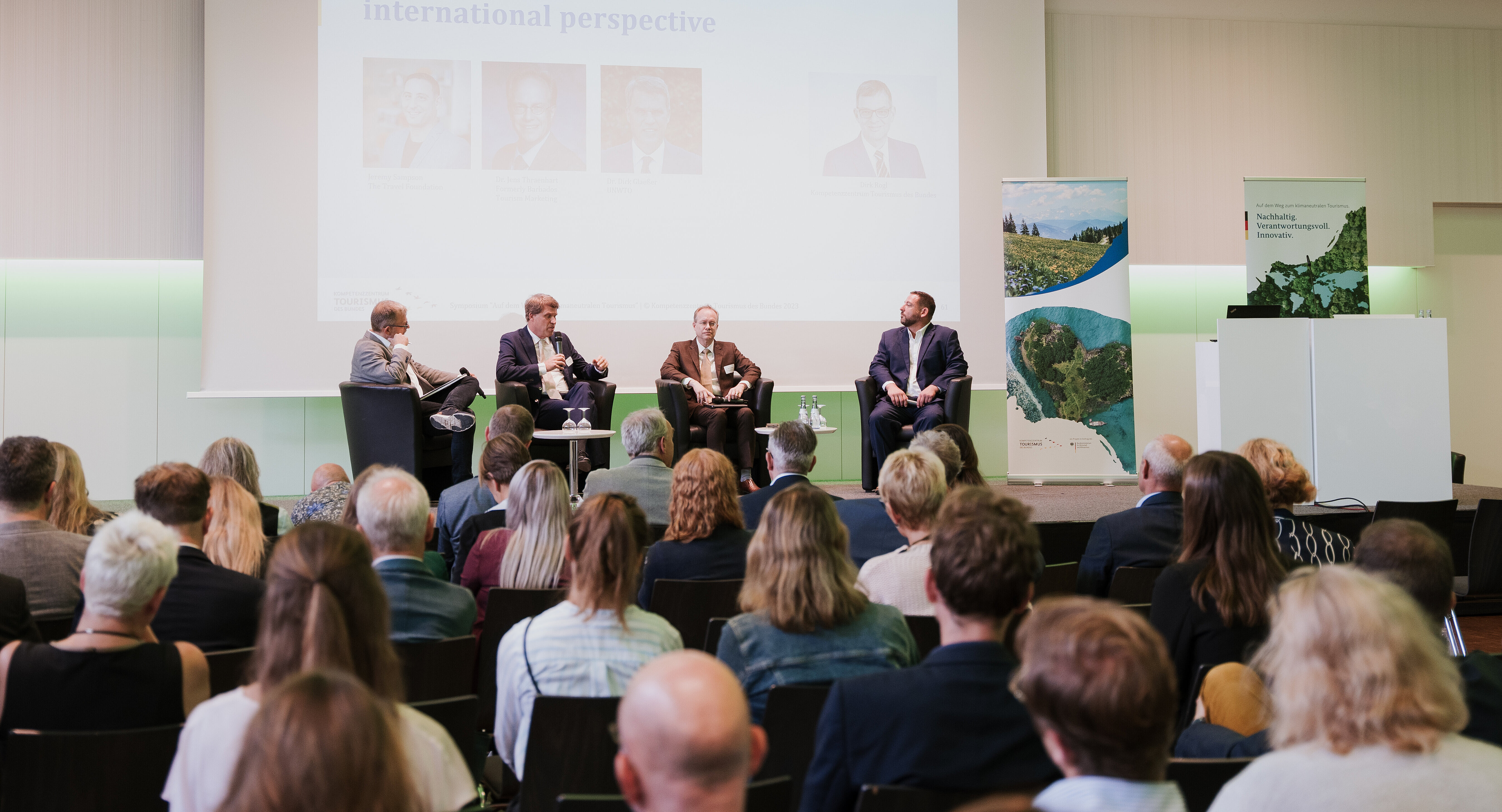 Foto: Podiumsdiskussion vor den Teilnehmer des Symposiums