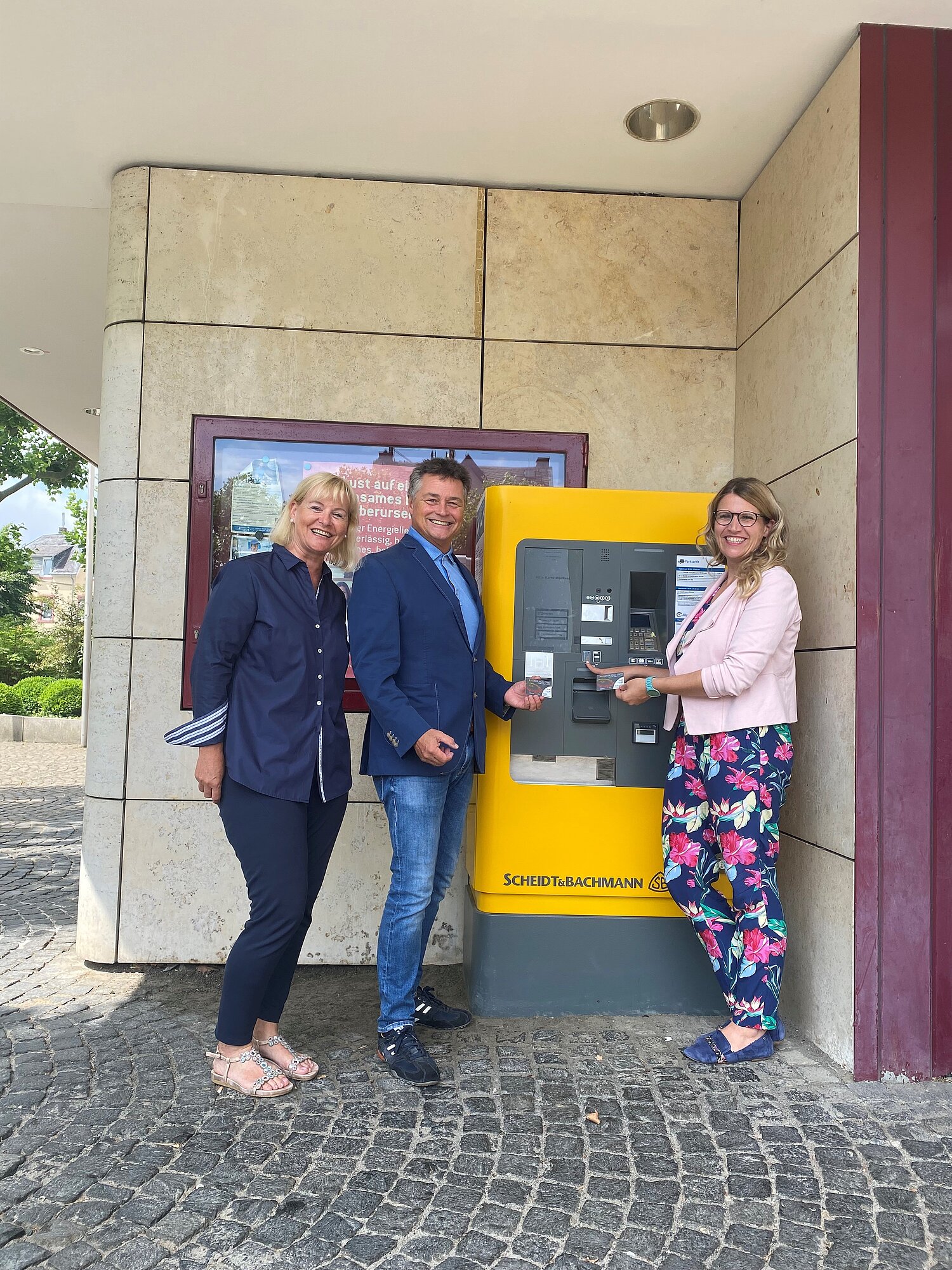 Mitglieder des Oberursel Card e.V. vor einem der Parkautomaten