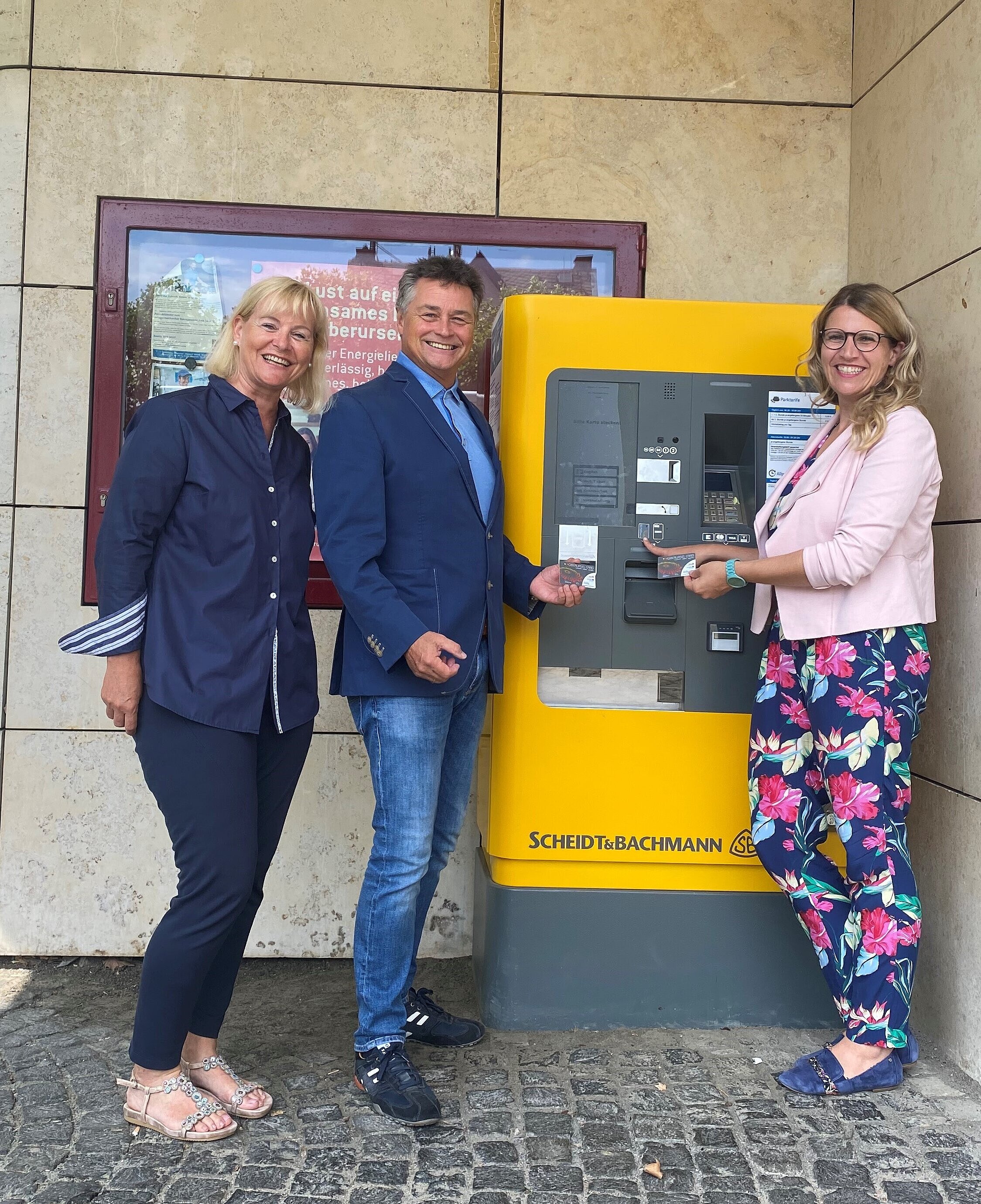 Mitglieder des Oberursel Card e.V. vor einem der Parkautomaten