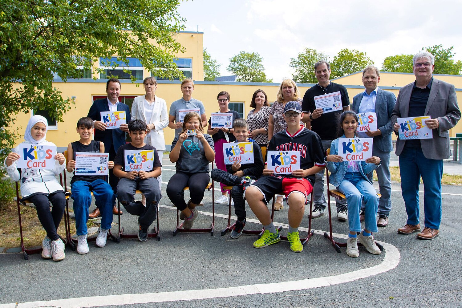 Gruppenfoto zum Projektstart der Hofer KidsCard