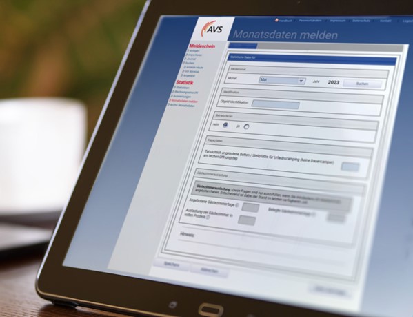 Foto: ein Tablet mit der AVS Benutzeroberfläche zur digitalen Meldung der Monatsdaten