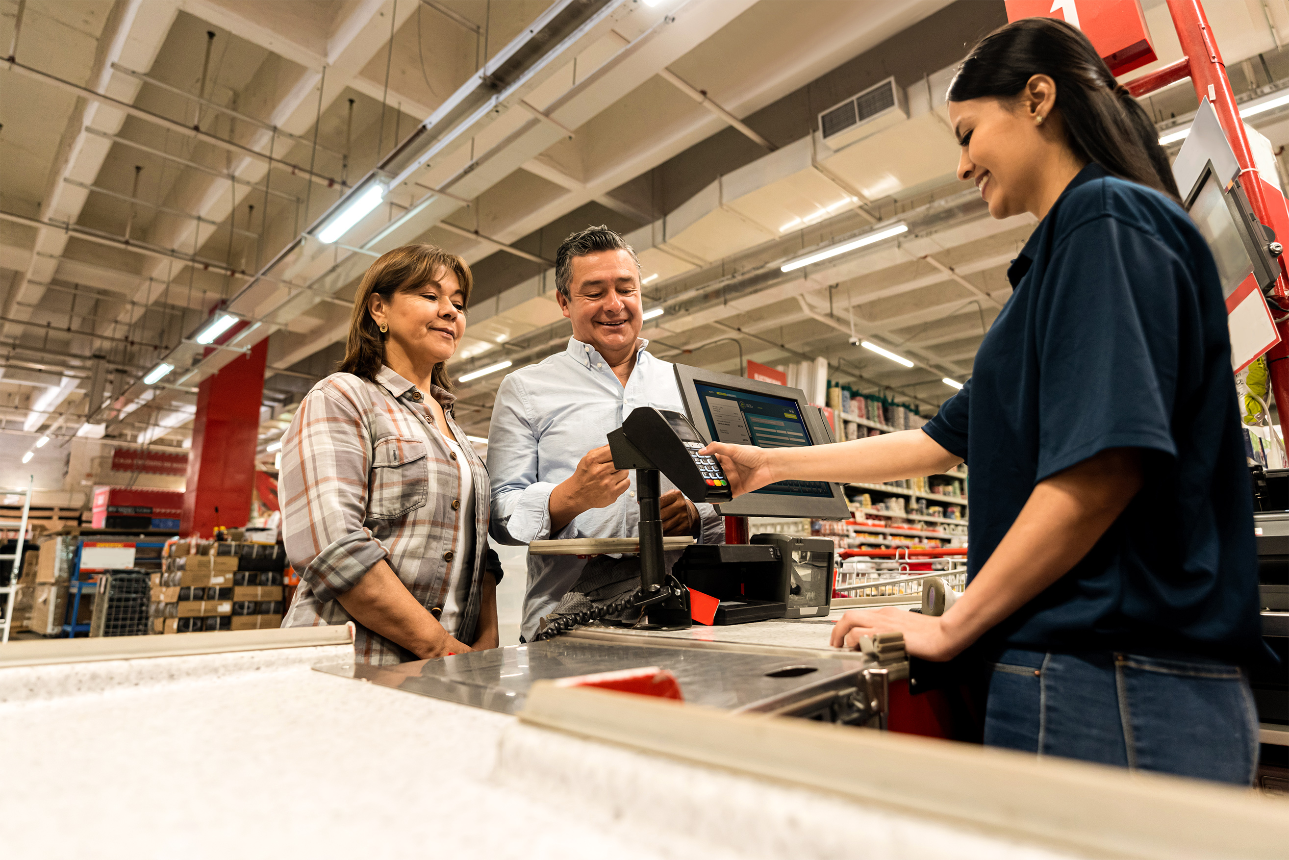 Einkäufer an der Kasse - Shopping und Handel