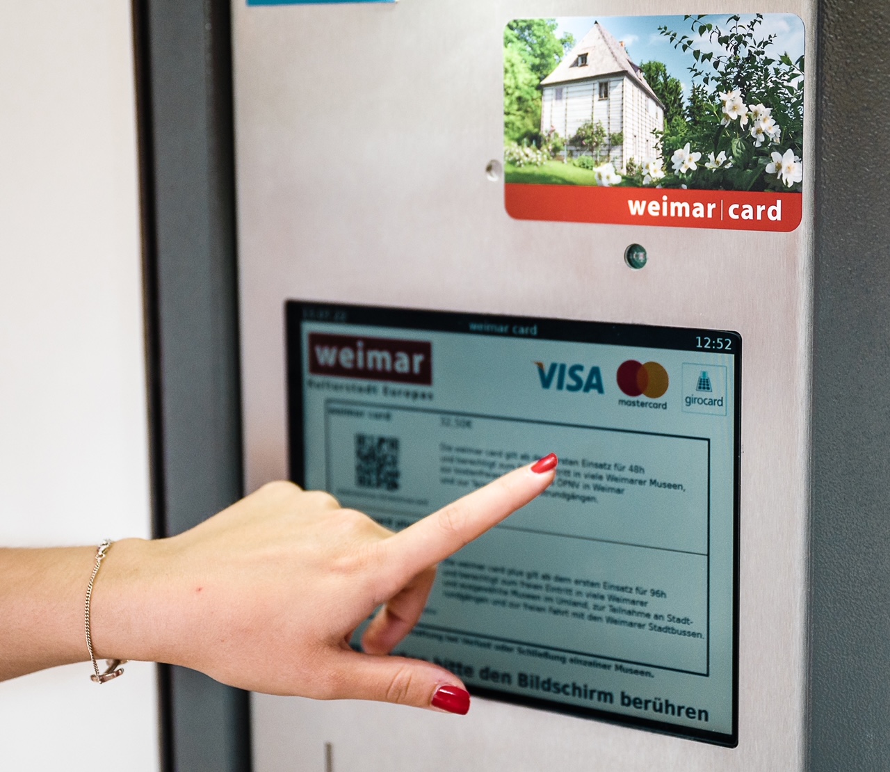 Der Automat der WeimarCard am Bahnhof