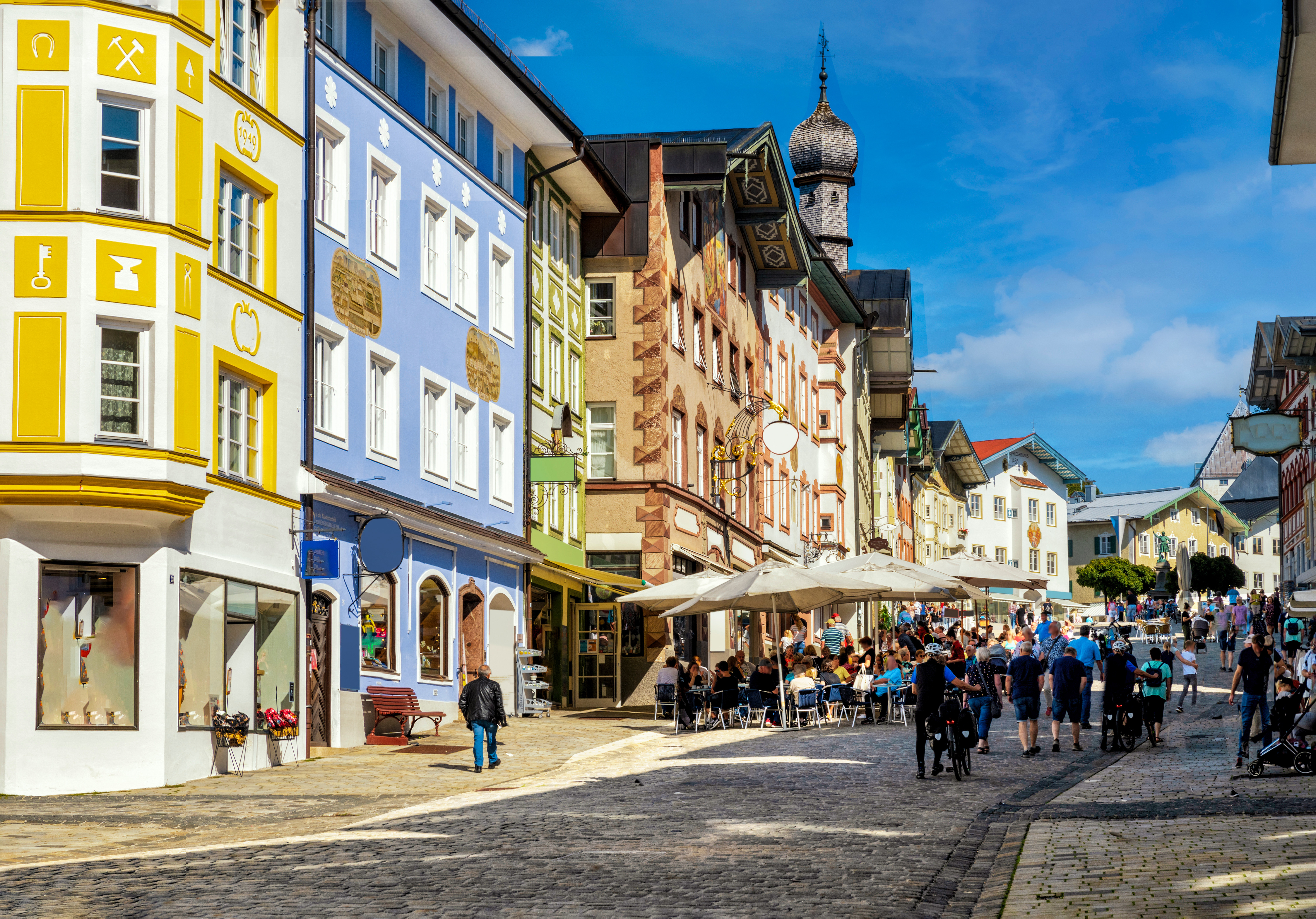 Foto einer belebten Innenstadt.