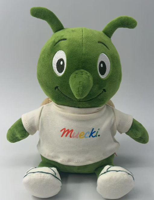Stofftier von Muecki dem Maskottchen. Grüne Mücke mit T-Shirt mit der Aufschrift Muecki.