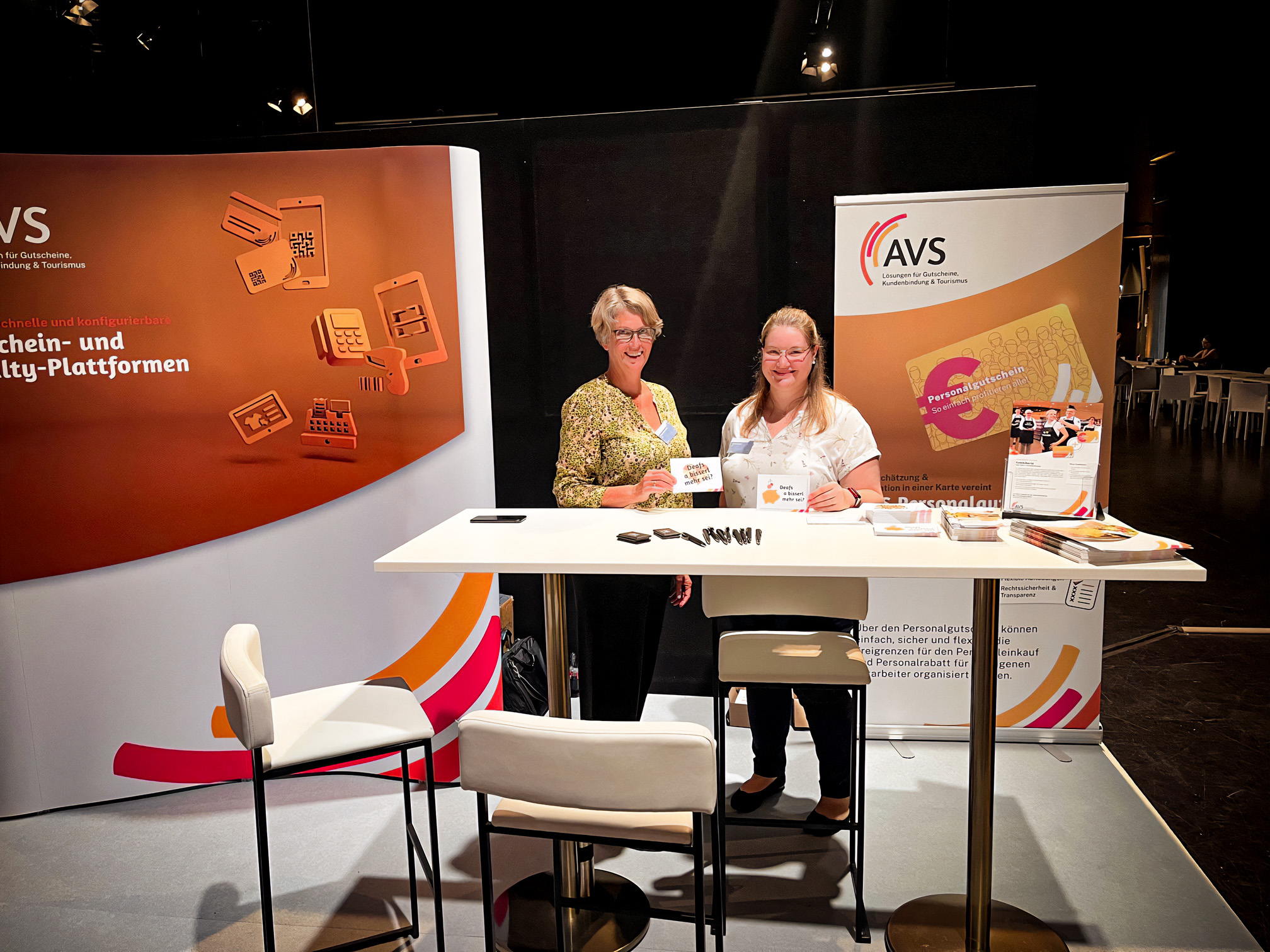 Foto: Christine Kleinschmidt und Katharina Meyer vor dem Messestand der AVS GmbH