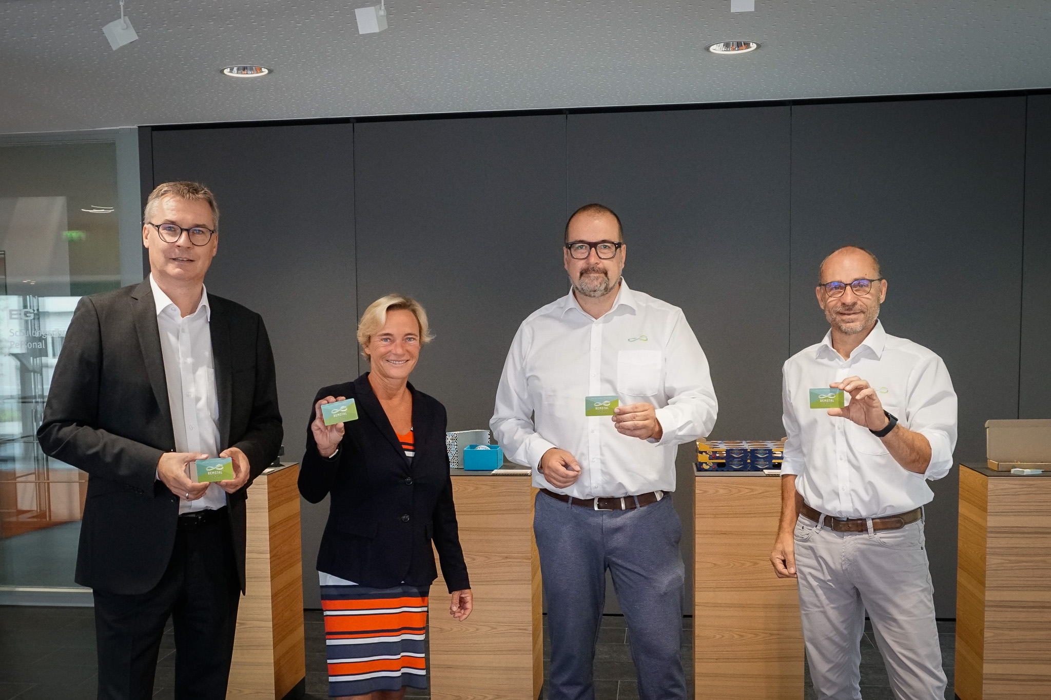 Foto: Dr. Alexander Lahl, Christina Lauber, Michael Scharmann und Werner Bader mit der Remstal Jobcard