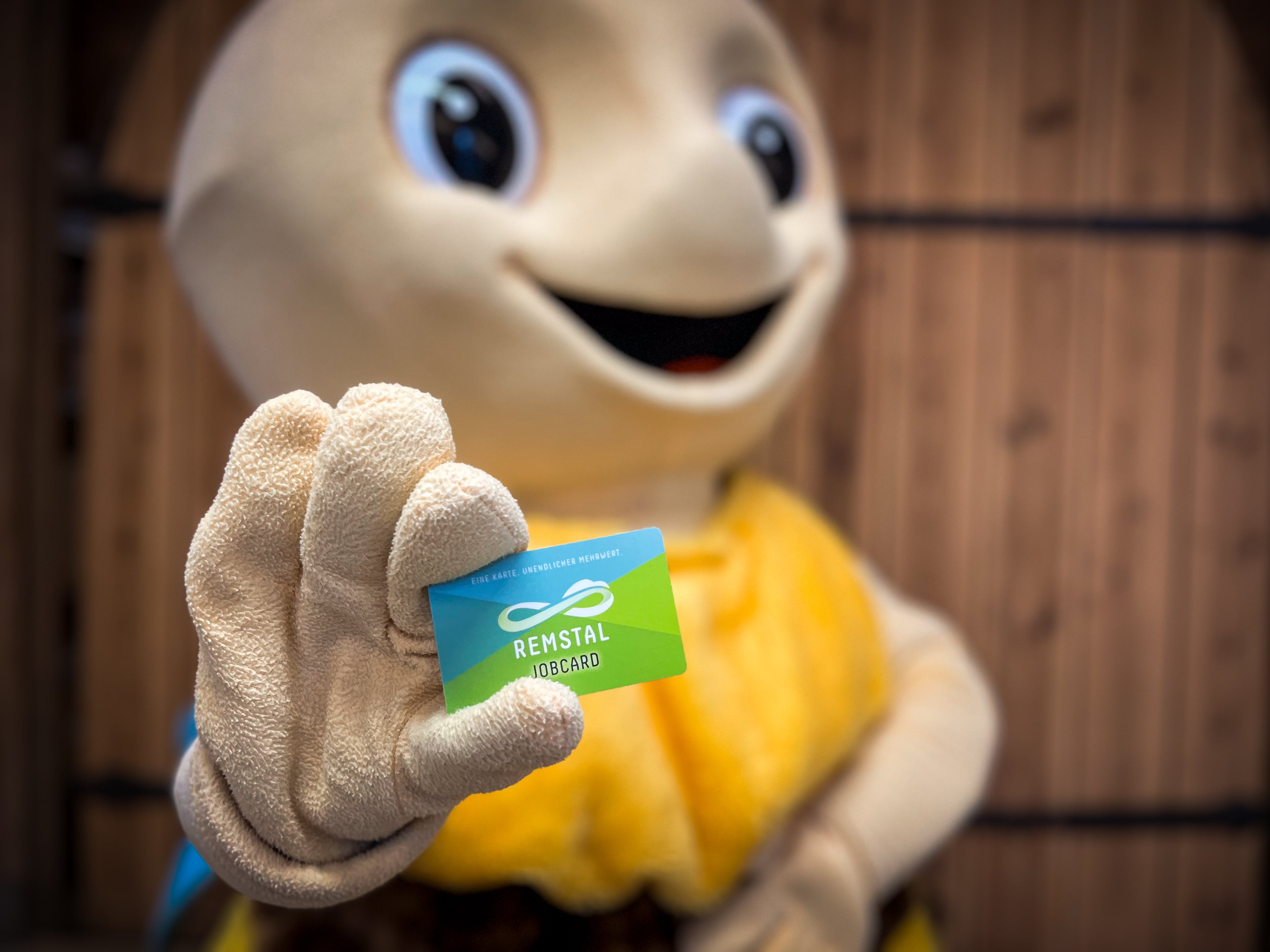 Foto: Maskottchen von Remstal mit der Remstal Jobcard