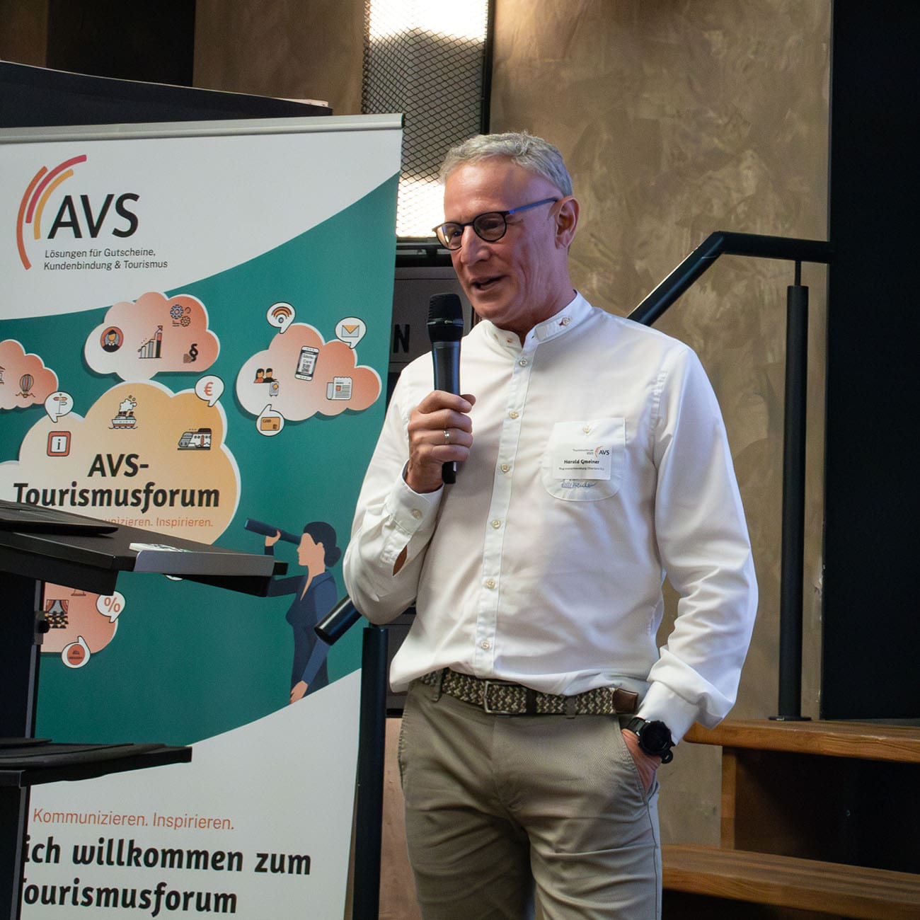 Foto: Harald Greimer mit Mikrofon beim Tourismusforum