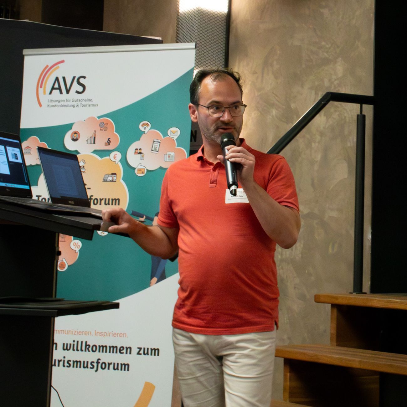 Foto: Norbert Kunz mit Mikrofon beim Tourismusforum