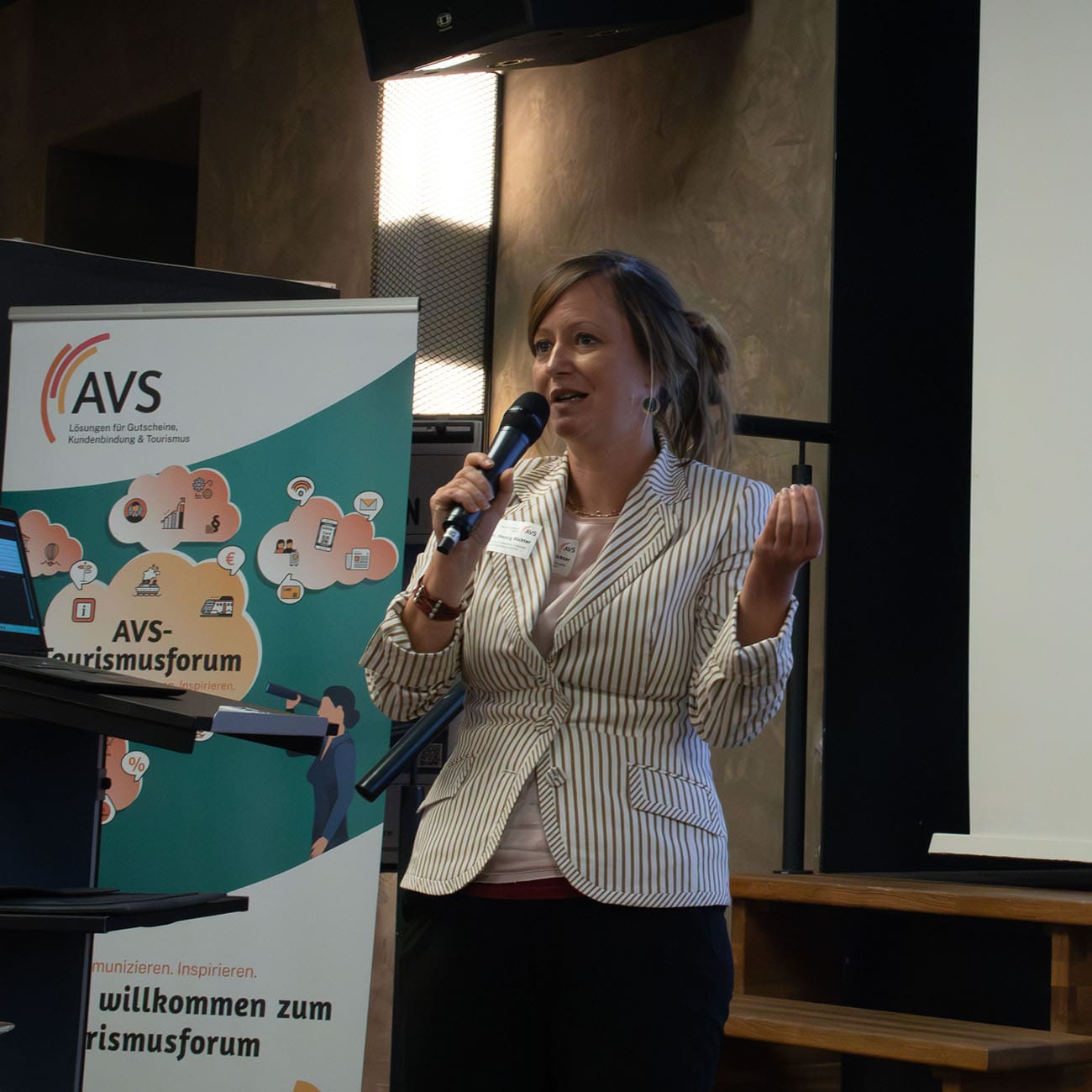 Foto: Prof. Dr. Nancy Richter mit Mikrofon beim Tourismusforum