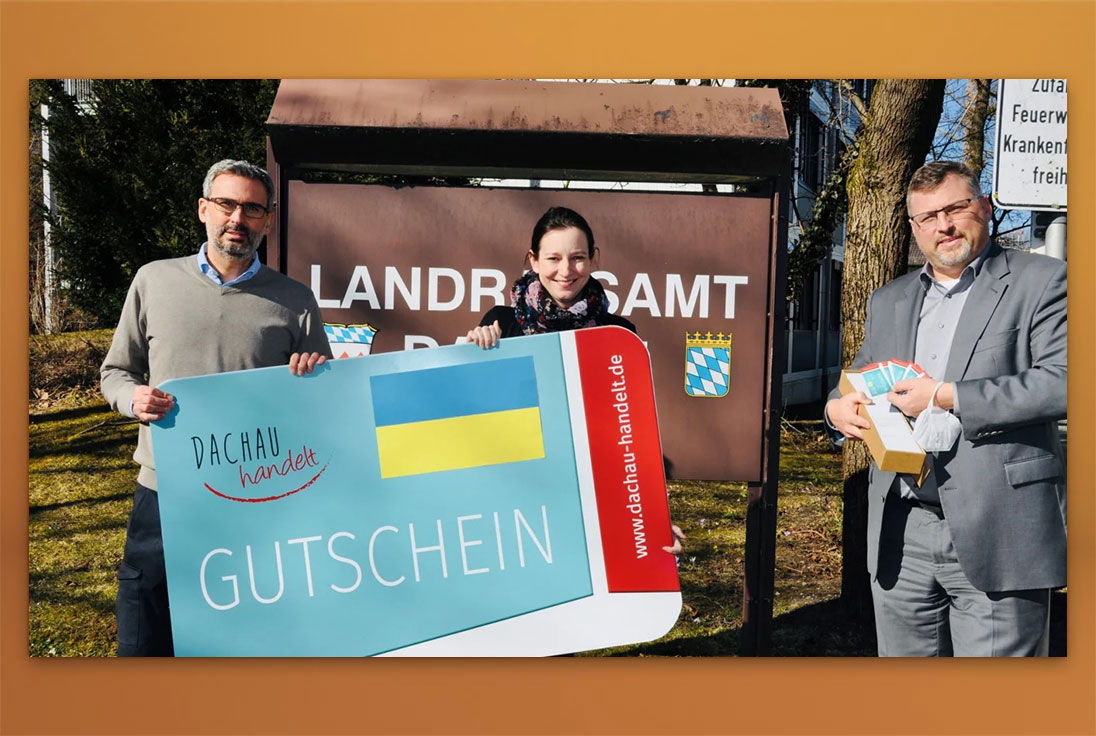 Landratsam Dachau empfängt Einkaufsgutscheine für Flüchtlinge
