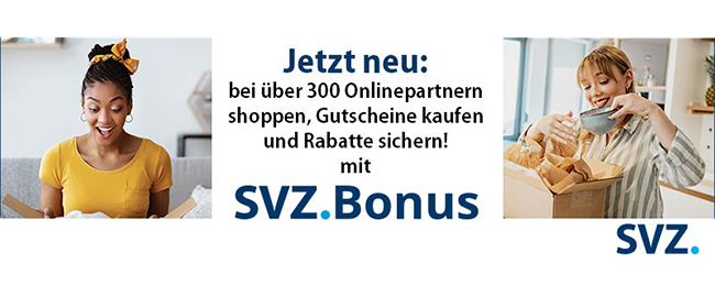 Zwei Frauen packen freudig ihre Pakete aus.