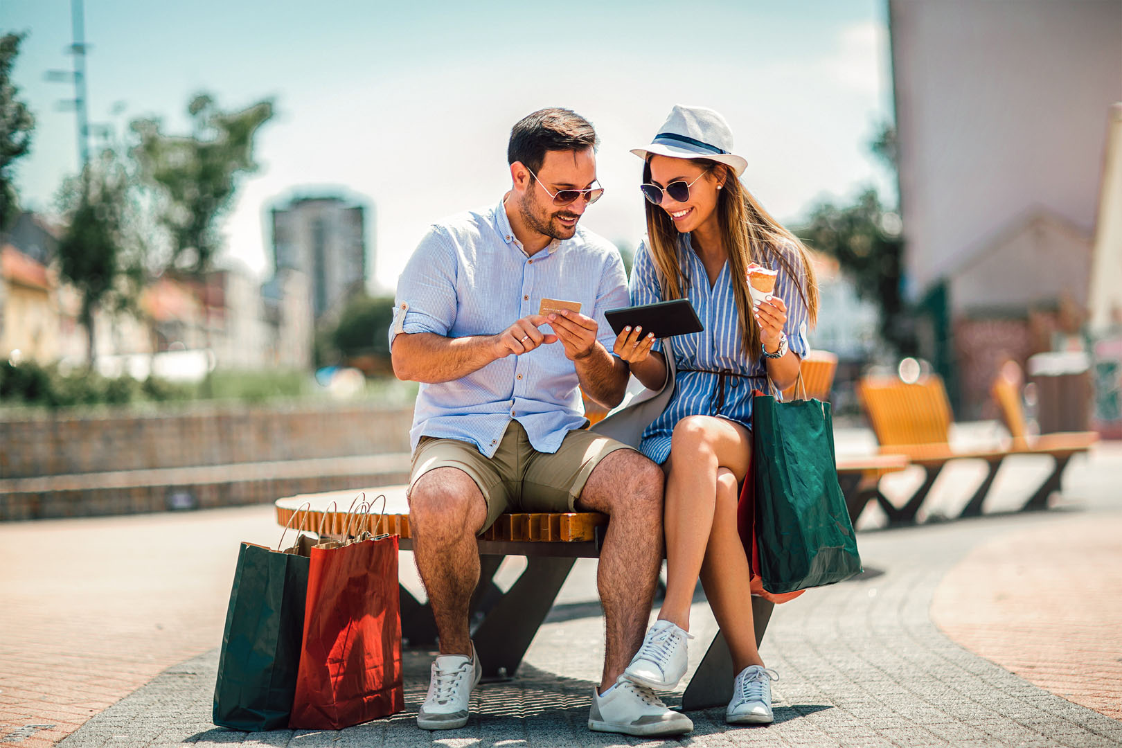 Paar beim Shoppen mit Gutscheinkarte