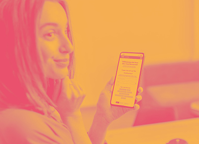 Foto: Eine junge Frau hält ihr Smartphone in der Hand, darauf ist die Startseite der AVS Bonuswelt geöffnet. Darüber liegt ein Farbfilter in Gelb und Pink.