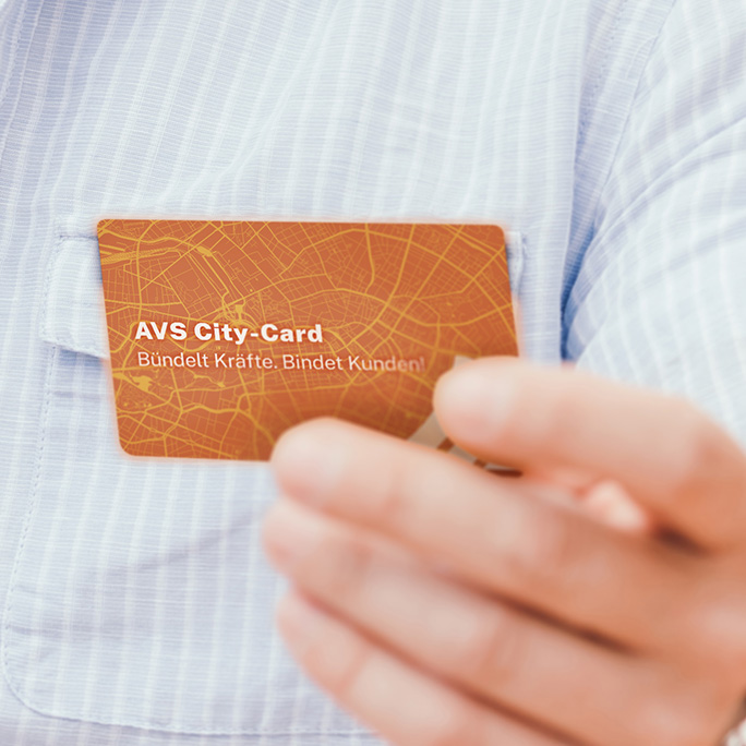 Mann hält City-Card in der Hand