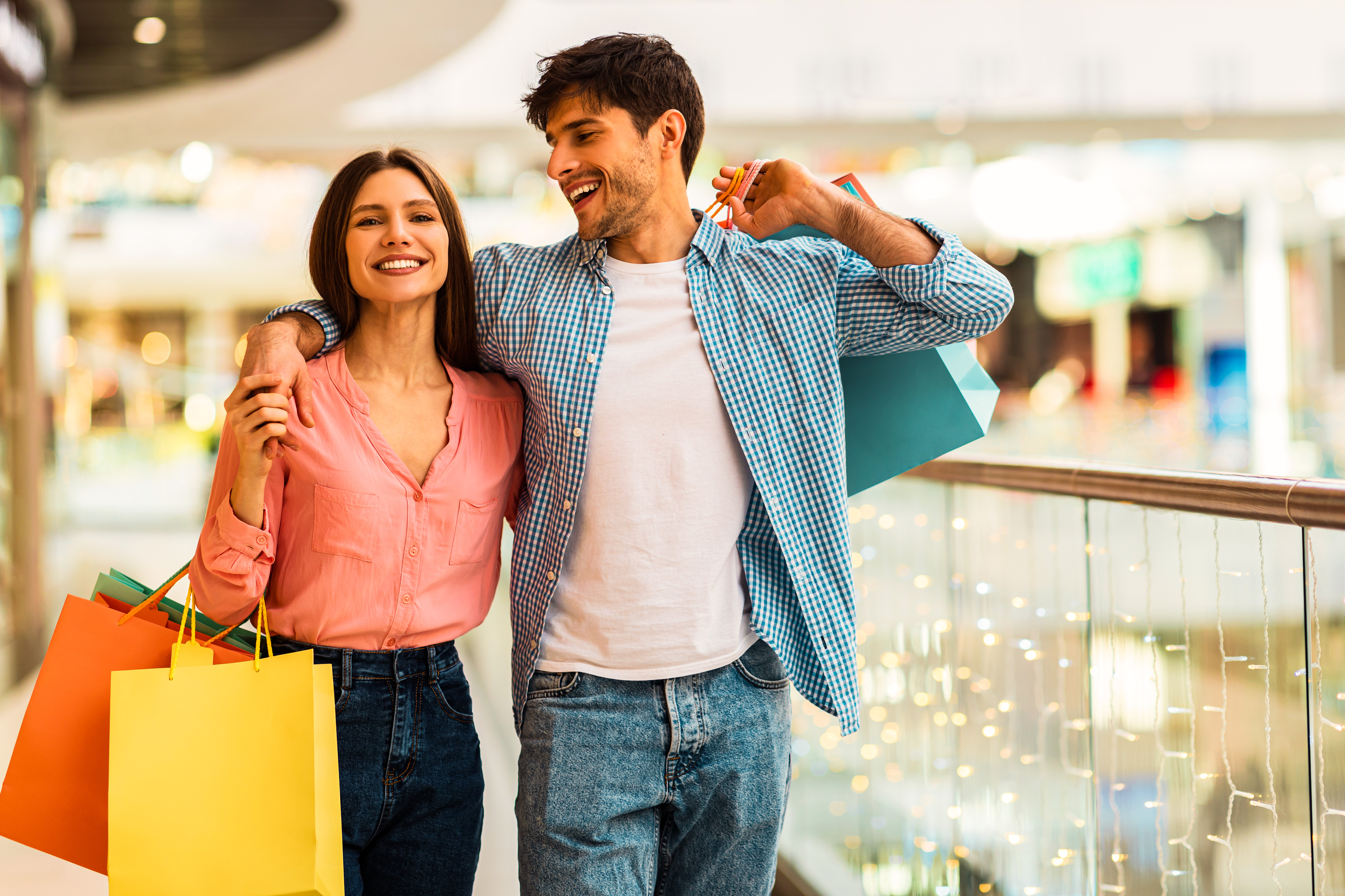 Paar mit Tüten beim Shoppen in einem Einkaufscenter