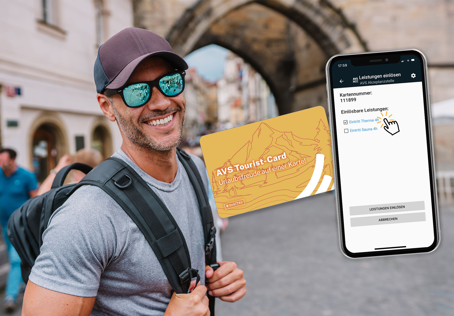 Abbildung: Die AVS Tourist-Card neben einem Smartphone, auf dem gerade beispielhaft die Leistung “Eintritt Therme 4h” eingelöst wird. Im Hintergrund lacht ein Mann mit Rucksack und Sonnenbrille in die Kamera.