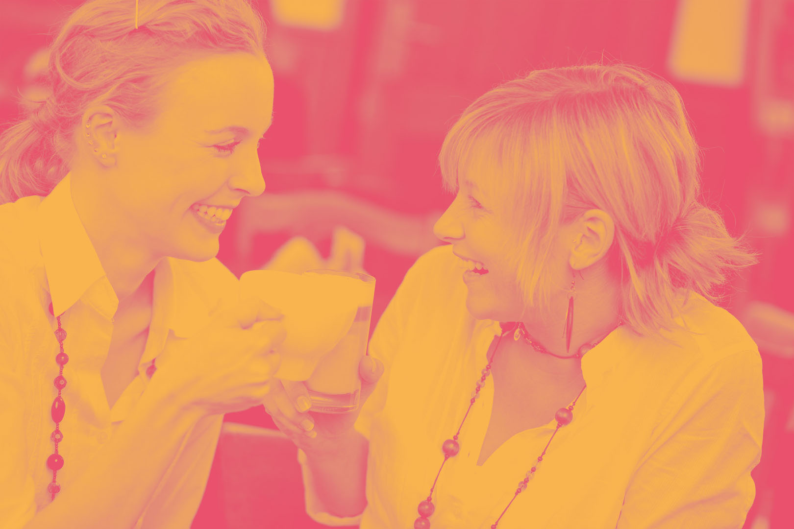 Freundinnen beim Kaffeetrinken