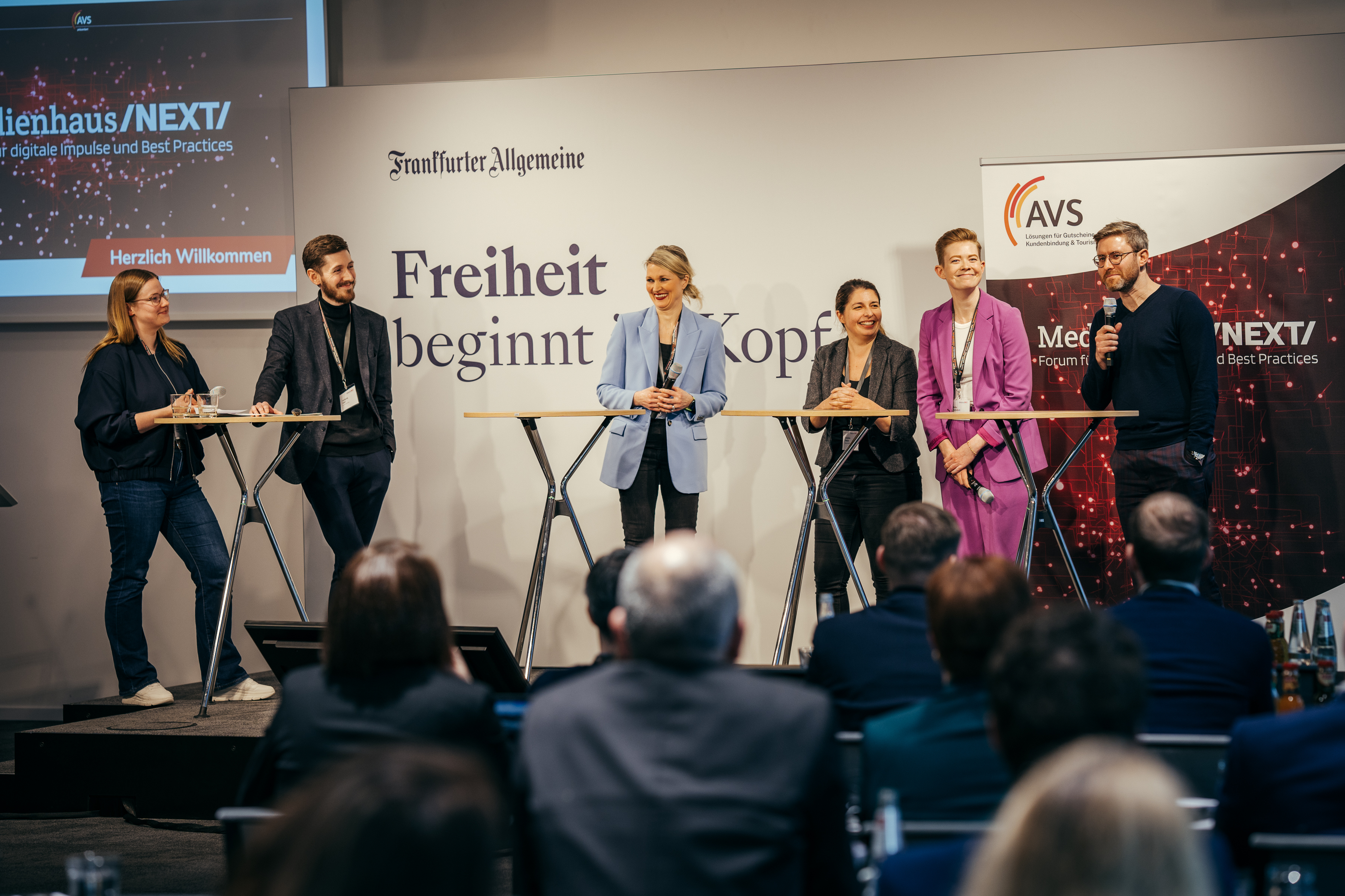 Foto: 6 Vertreter der Zeitschriften auf der Bühne bei der Diskussionsrunde im Rahmen von Medienhaus/NEXT/ 2024